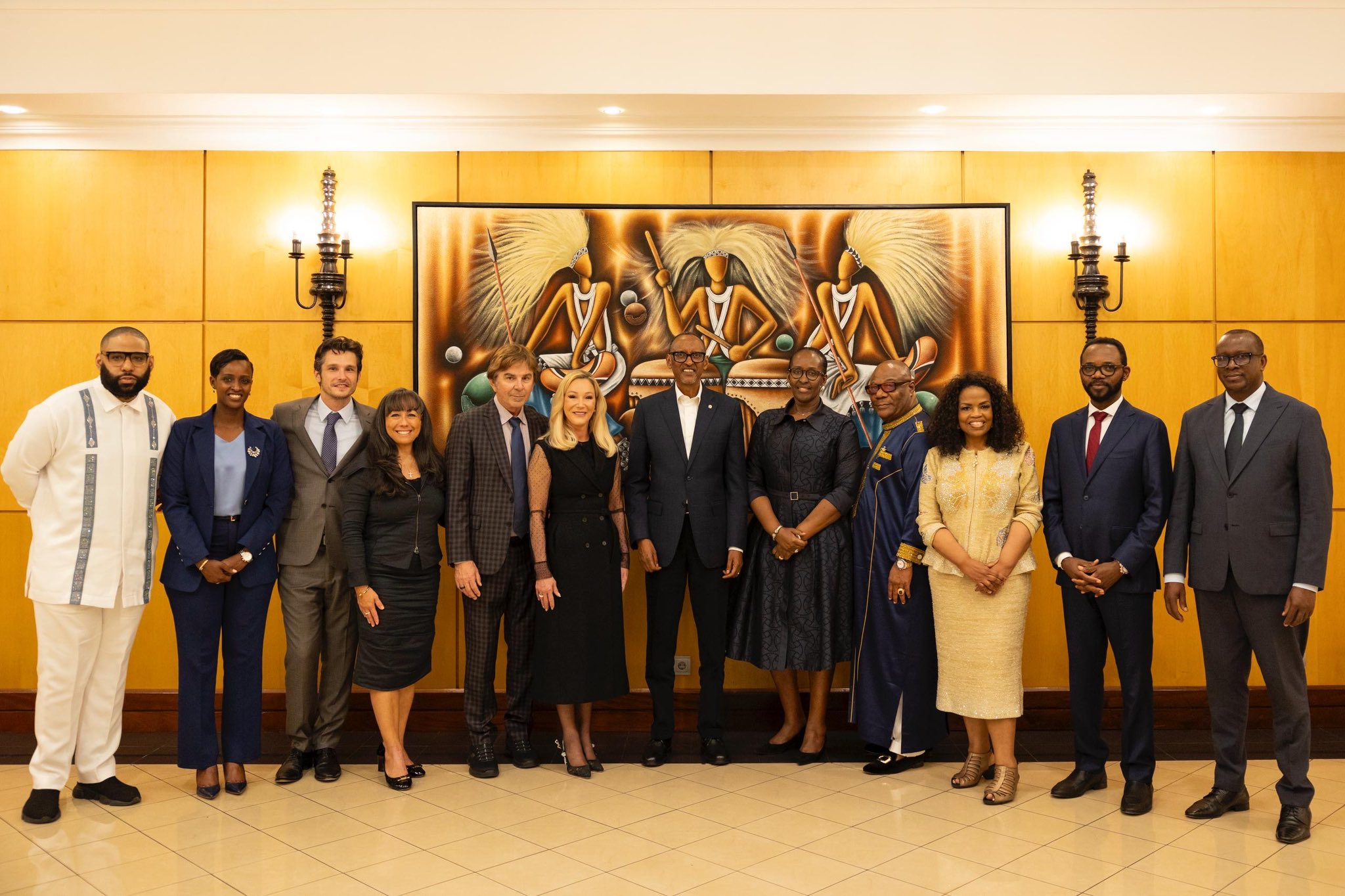 Perezida Kagame yakiriye abajyanama mu bijyanye n'imyemerera mu biro ...